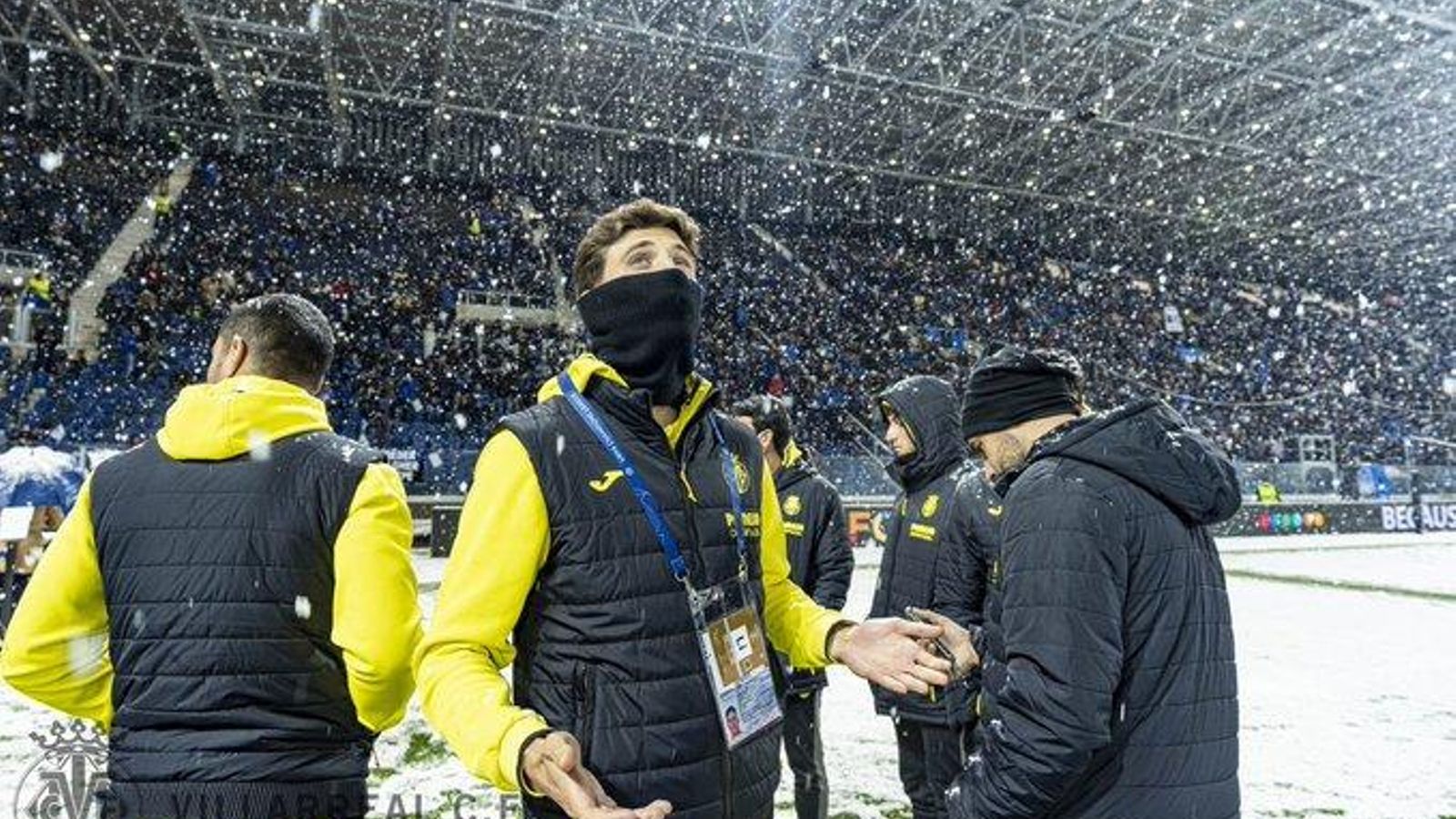 Els jugadors del Vila-real miren com cau la neu a Bèrgam.