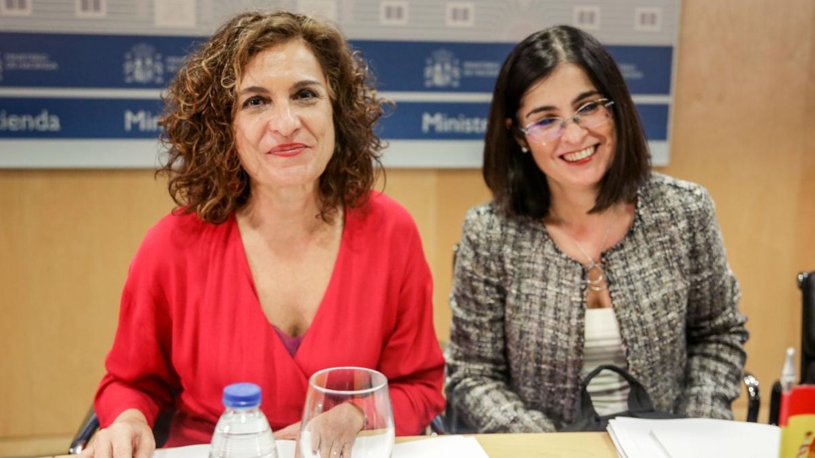La ministra d'Hisenda, María Jesús Montero, i la de Política Territorial, Carolina Darias, en una imatge d'arxiu