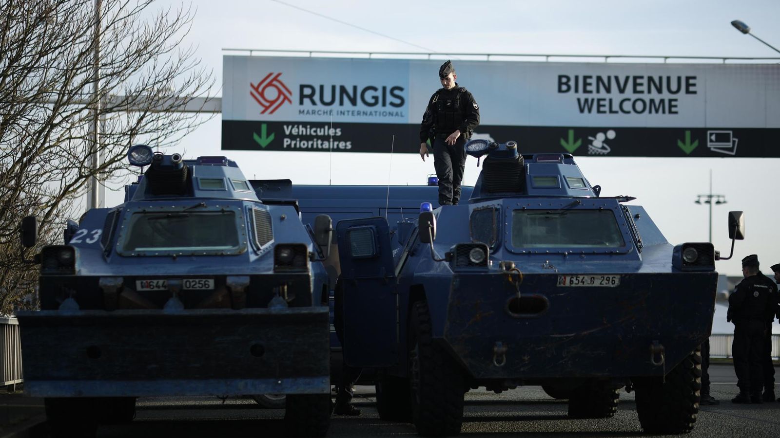 Una unitat antidisturbis de la Gendarmeria vigila el mercat de proveïments de Rungis