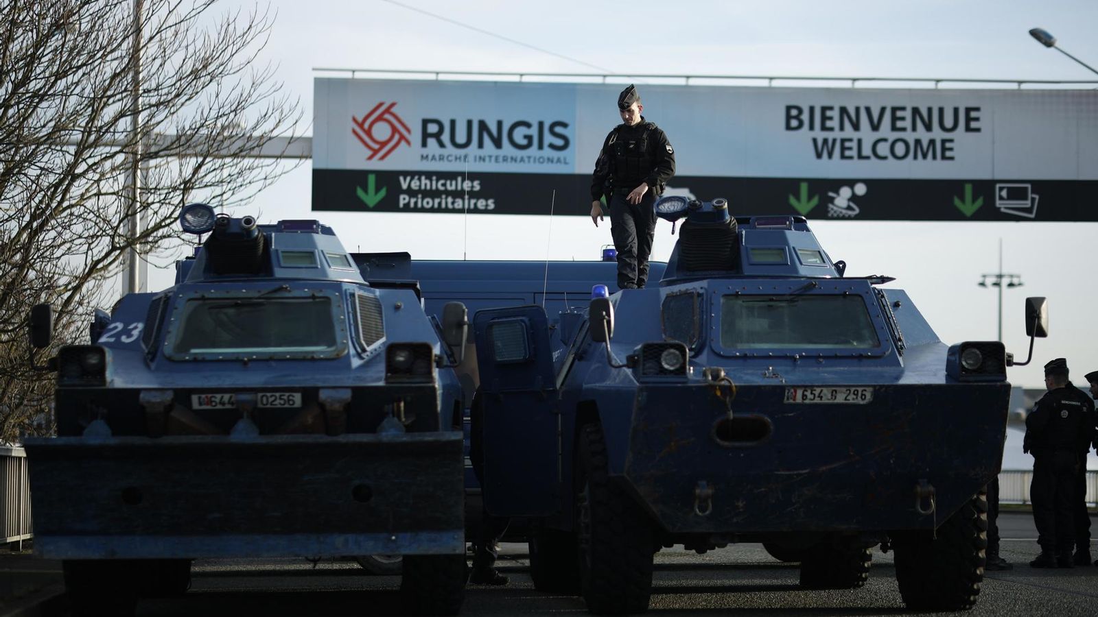 Una unitat antidisturbis de la Gendarmeria vigila el mercat de proveïments de Rungis Una unitat antidisturbis de la Gendarmeria vigila el mercat de proveïments de Rungis