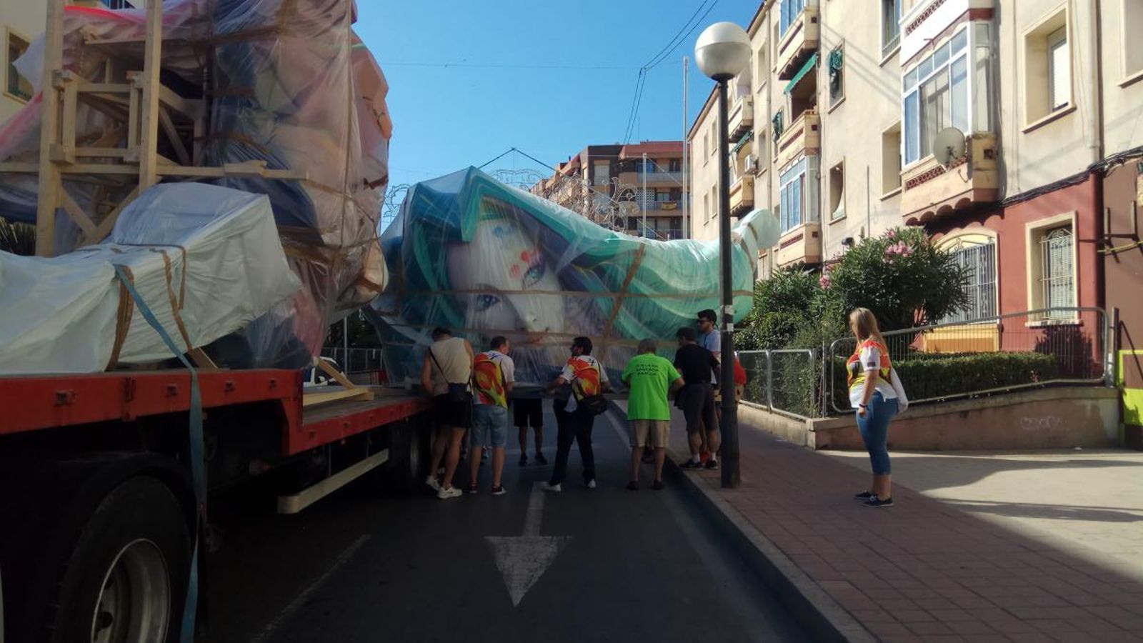 Els comissionats de Sagrada Família, foguera de categoria especial, descarreguen el camió