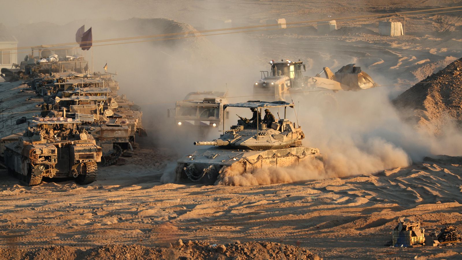 Tancs israelians arriben a un punt de concentració després de retirar-se de la Franja de Gaza