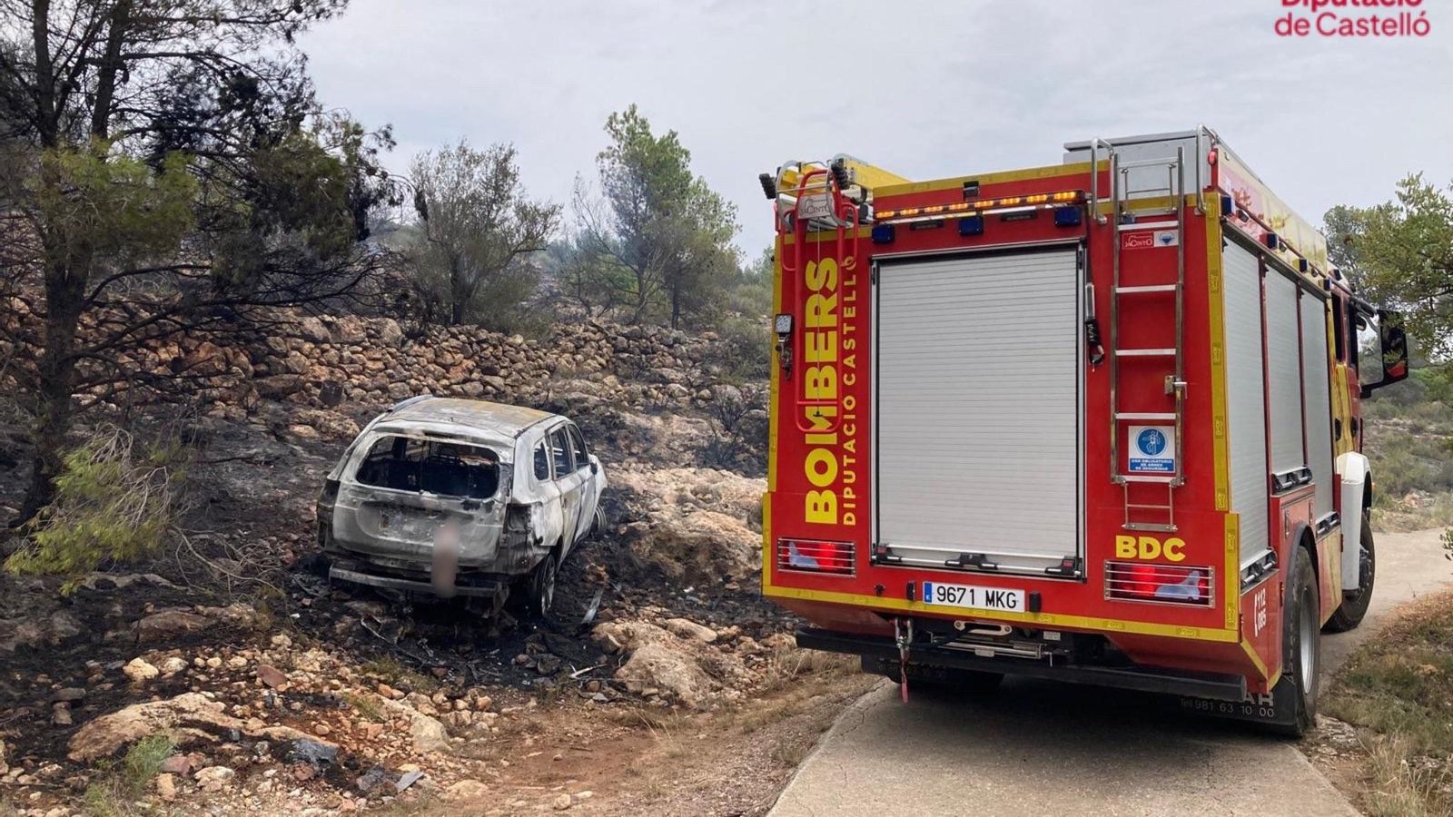 La dotació de bombers de la diputació després d'extingir l'incendi del cotxe La dotació de bombers de la diputació després d'extingir l'incendi del cotxe