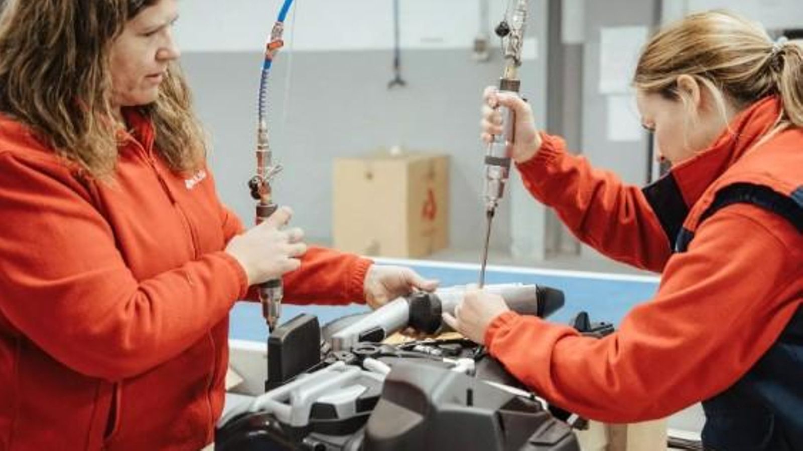 Treballadores d'una empresa joguetera a la Foia de Castalla en una imatge d'arxiu