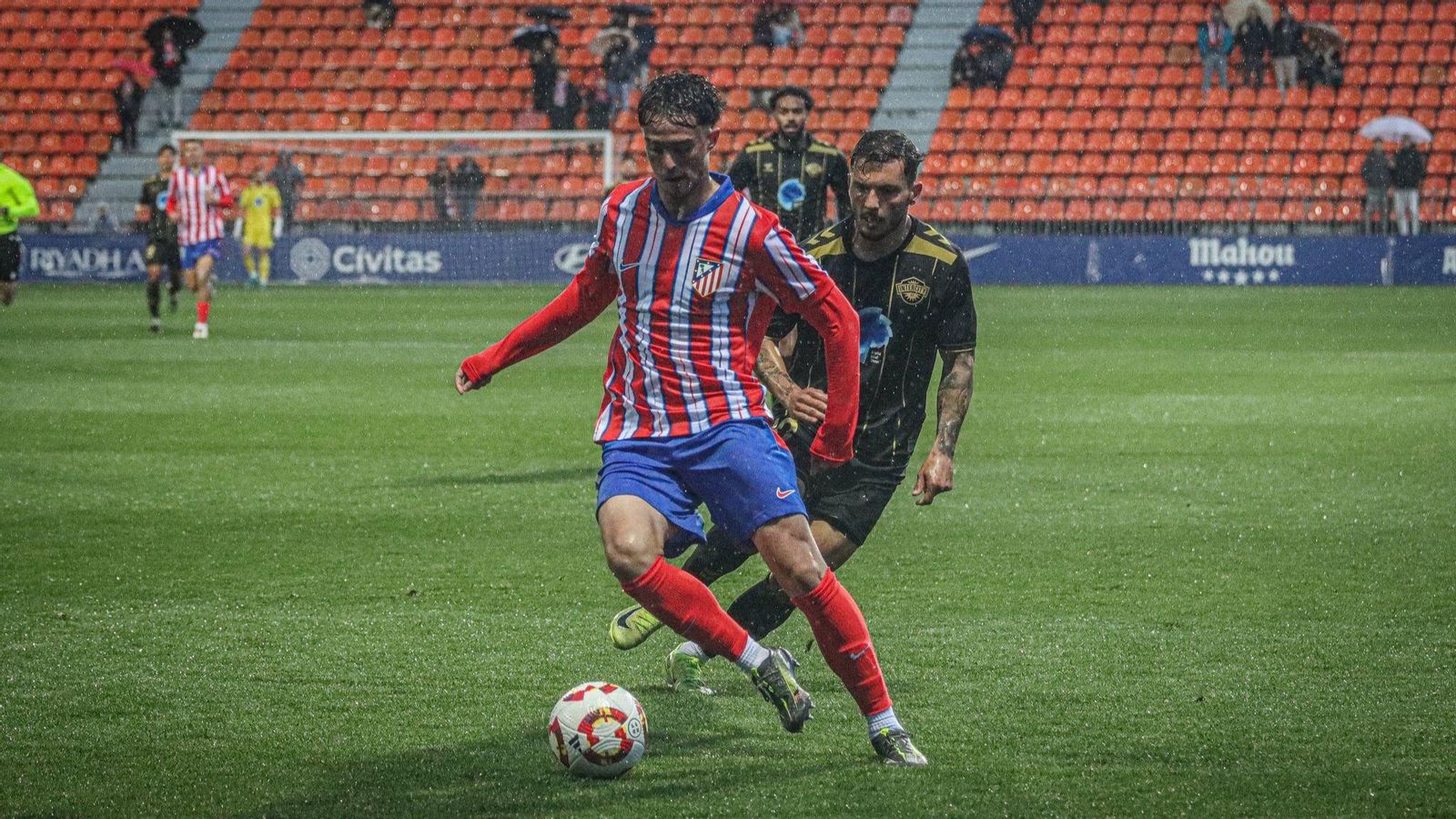 Un jugador de l'Intercity, en el duel contra l'Atlètic de Madrid B