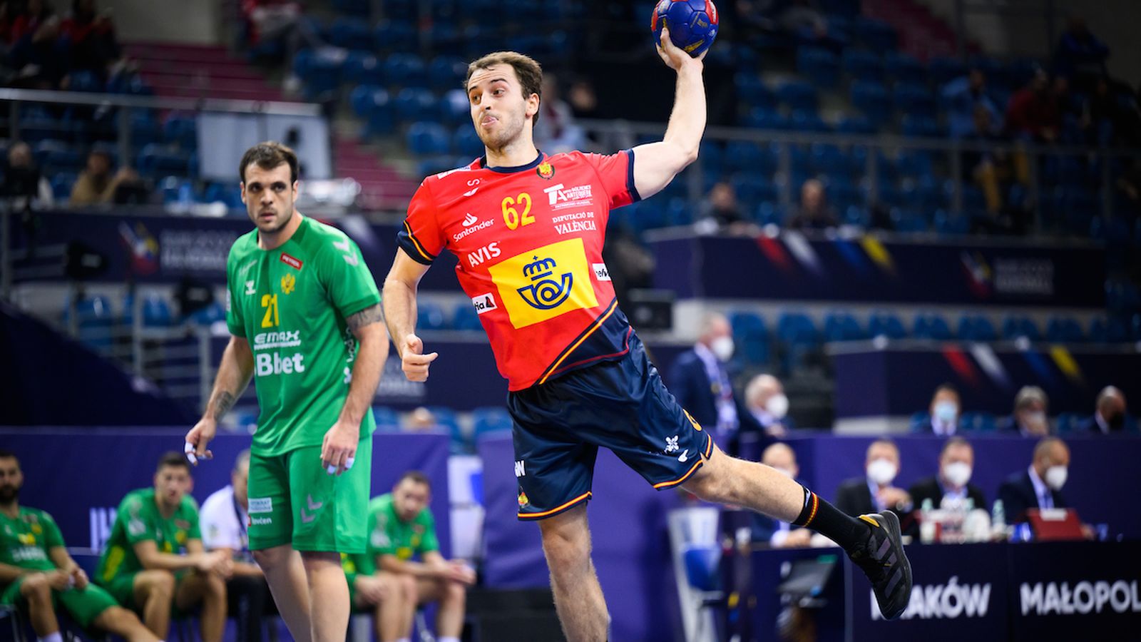 Kauldi Odriozola fa un llançament en el partit contra l'Iran