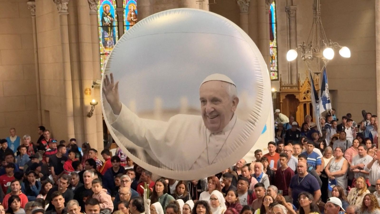 Un globus gegant amb la imatge del papa Francesc en la Basílica de La nostra senyora de Luján mentre els fidels oren per la seua ràpida recuperació, província de Buenos Aires, l'Argentina