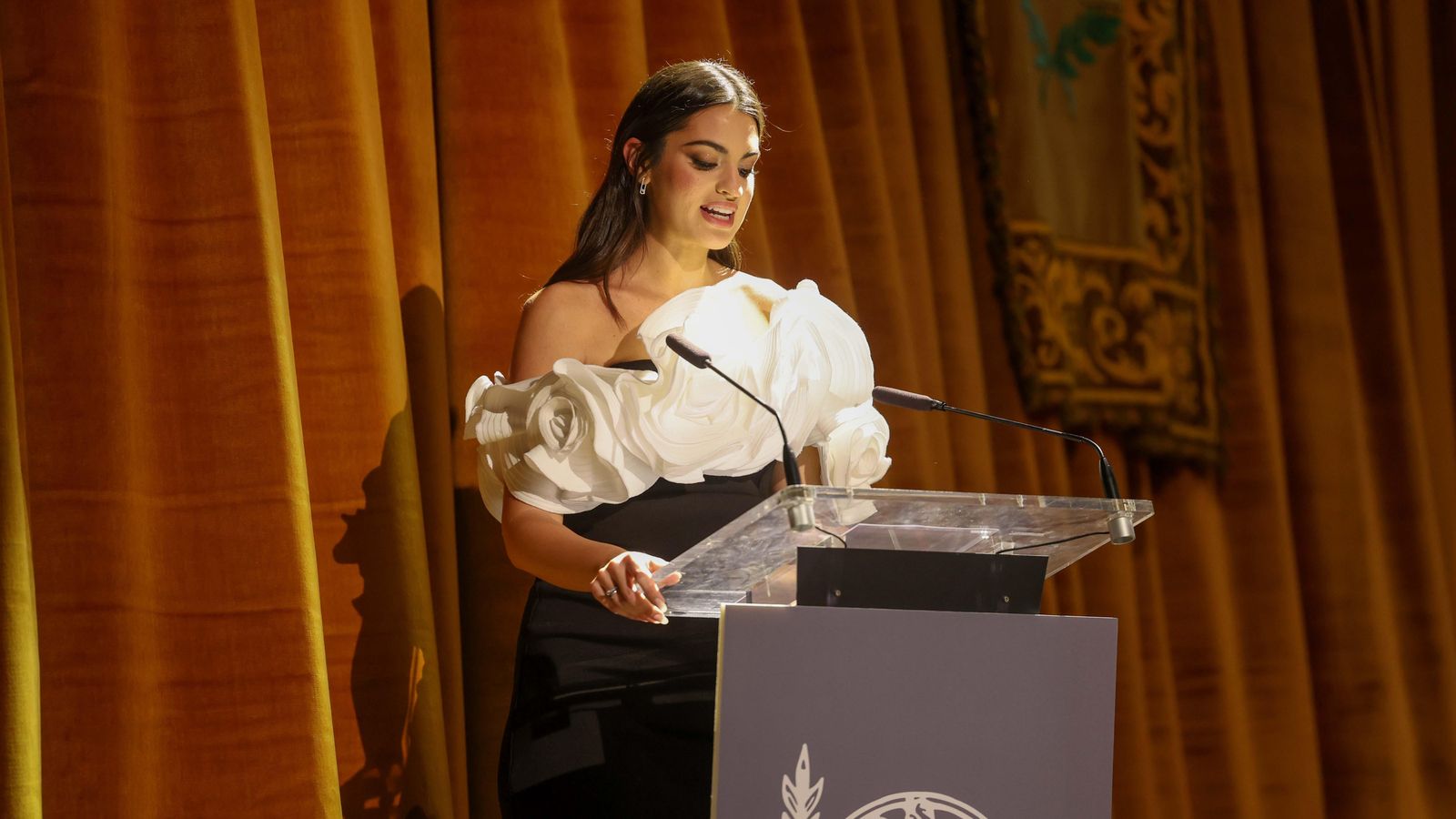 La influencia Marta Lozano fent el seu discurs durant l'acte d'Exaltació de Matía Estela Arlandis