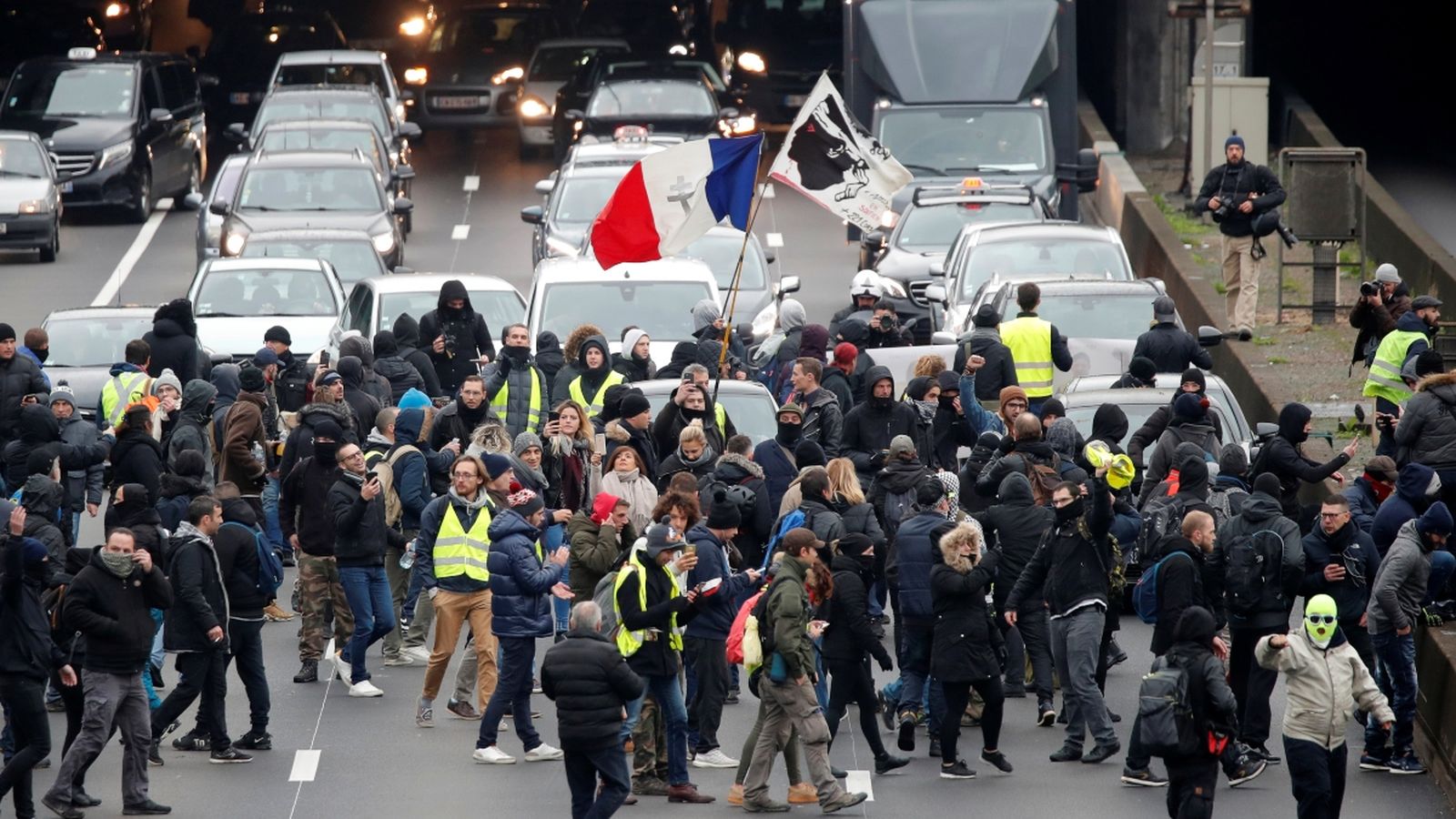 Els manifestants bloquegen una carretera durant la manifestació per a commemorar el primer aniversari dels jupetins grocs a París