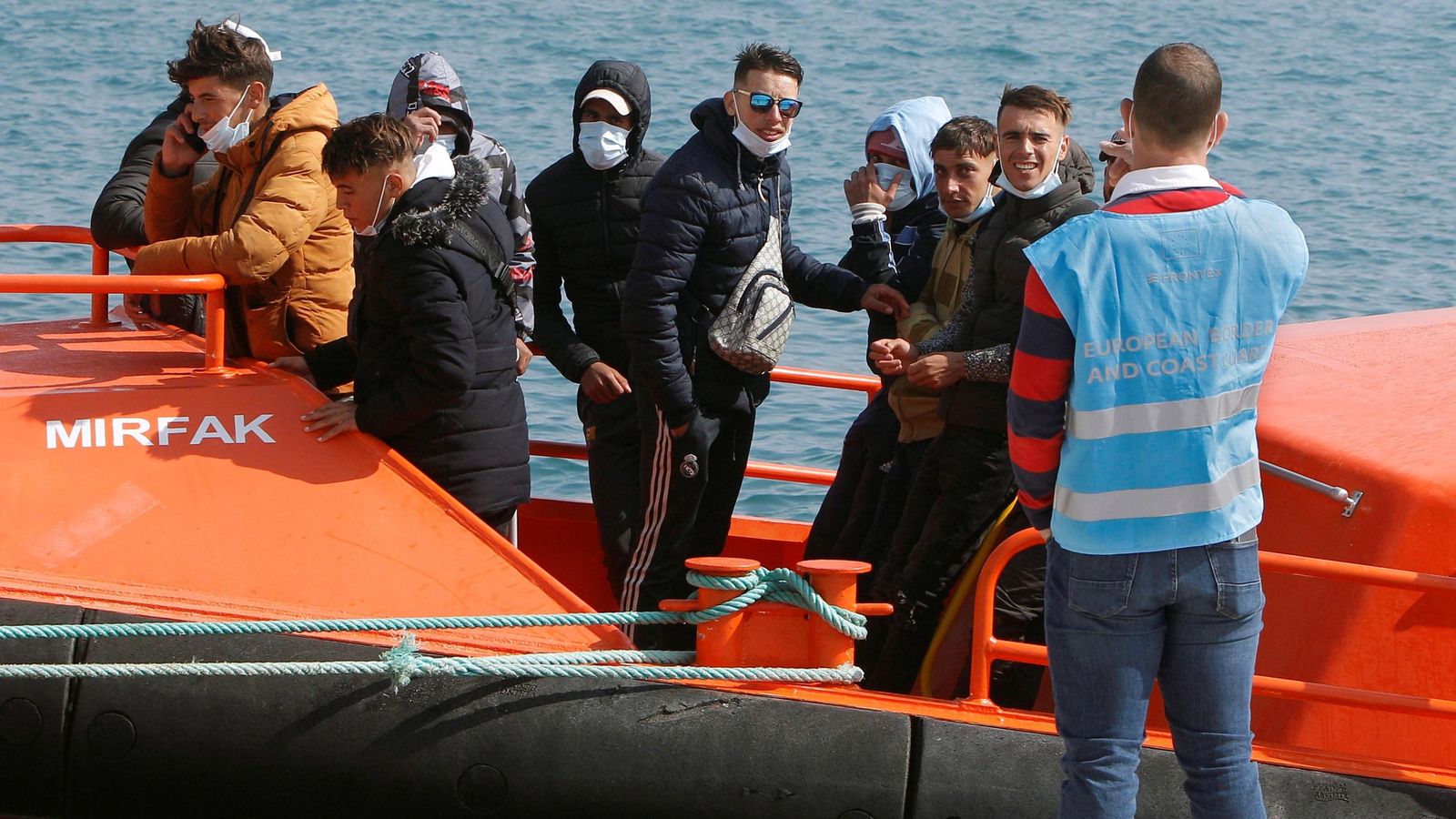Els deu migrants rescatats al port d'Alacant