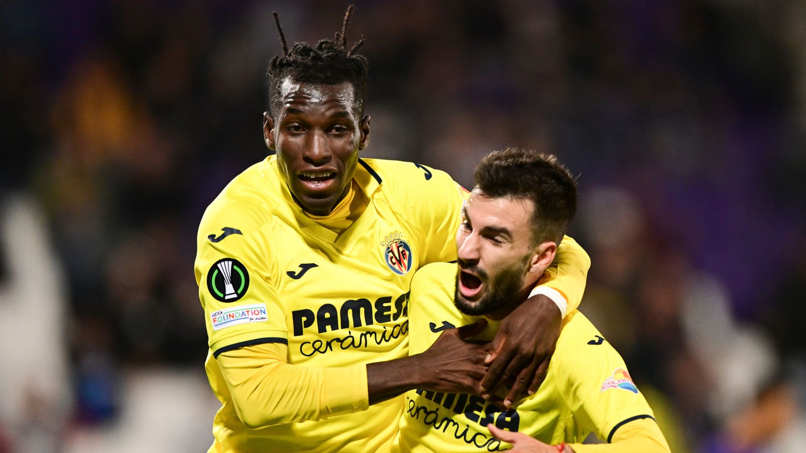 Jackson i Baena celebren el gol de la victòria del Vila-real