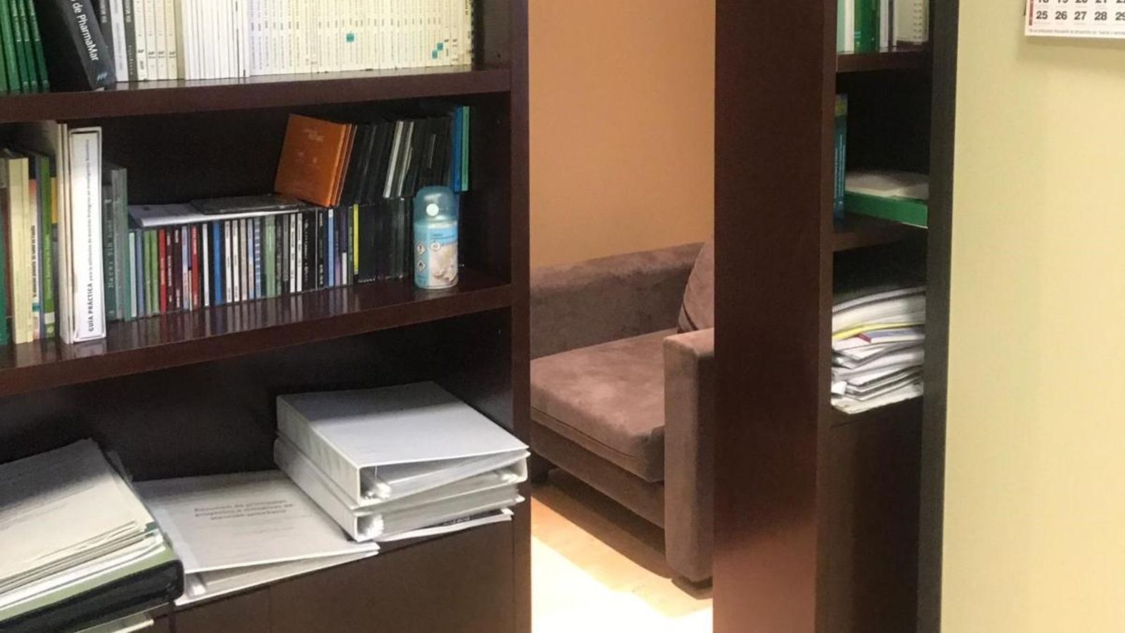 L'habitació l’han localitzada oculta darrere d'una prestatgeria en un despatx oficial