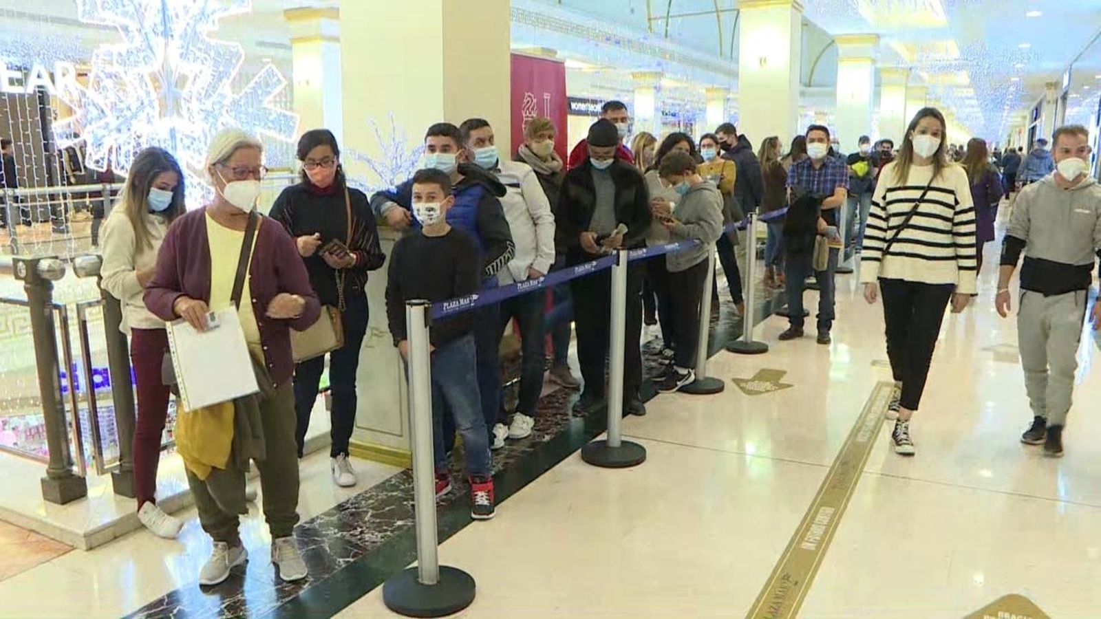 Les cues dels punts de vacunació als centres comercials d'Alacant i Castelló de la Plana