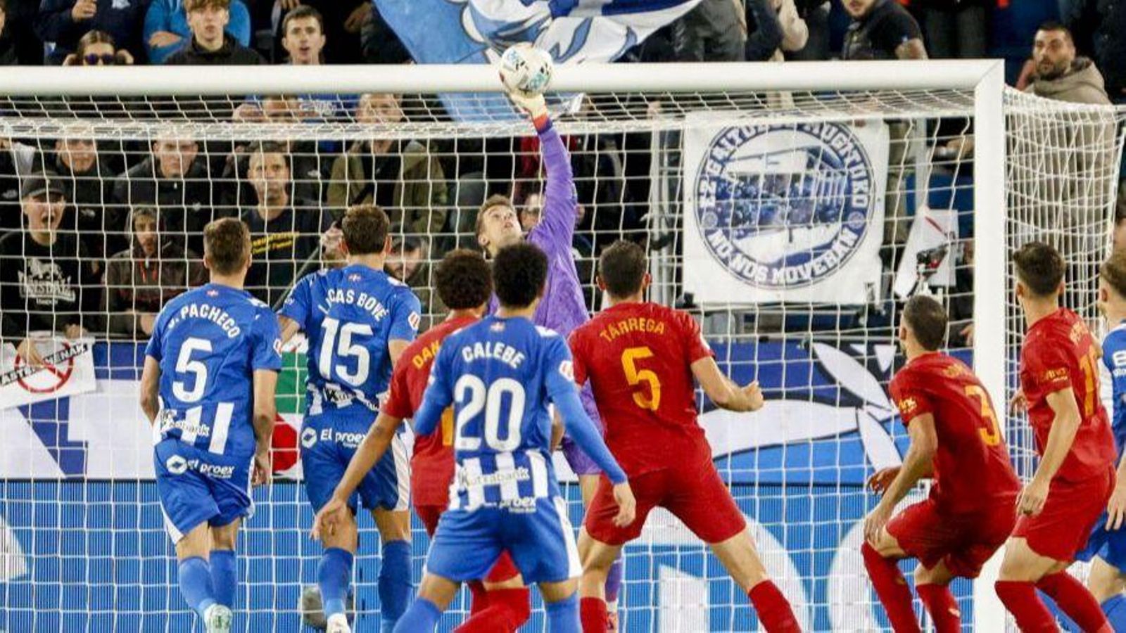 Agirrezabala atura el llançament de Toni Martínez Agirrezabala atura el llançament de Toni Martínez