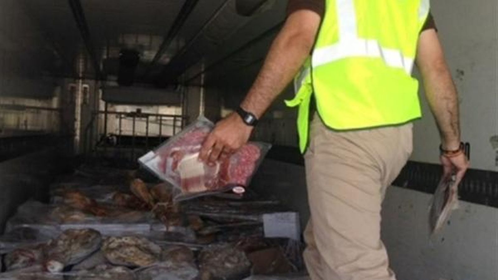 Un agent de la Guàrdia Civil durant l'operació