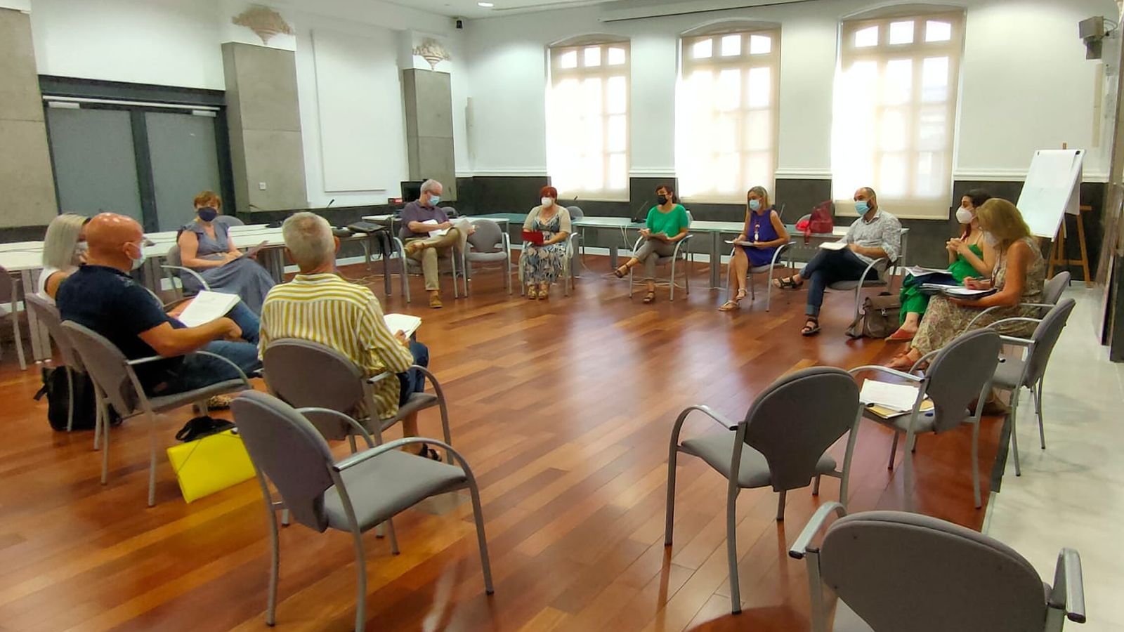 Representants dels serveis socials municipals i dels de la conselleria en la reunió que han tingut aquest dimarts