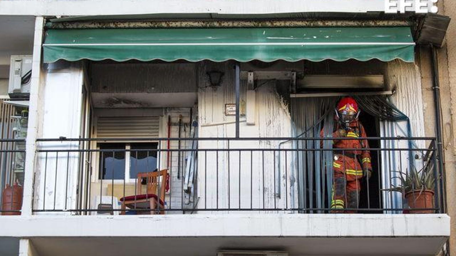 Un bomber en el balcó d'una vivenda (arxiu)