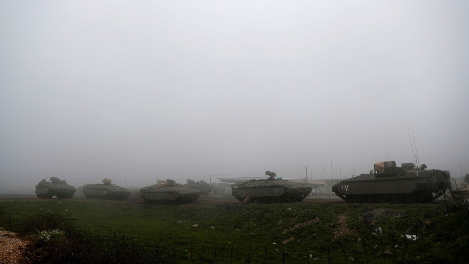 Tancs prop de la localitat de Majdal Shams a la frontera entre Israel i Síria en els Alts del Golan