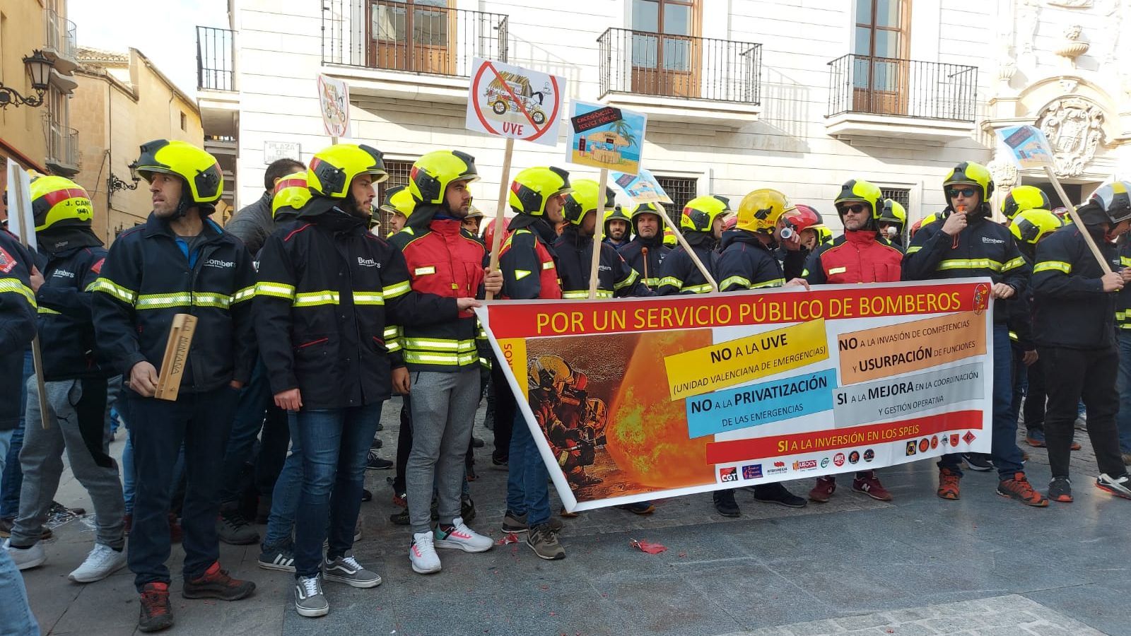 Els bombers concentrats a les portes del Palau Marqués de Rafal d'Oriola, on el Consell donarà llum verda a la unitat valenciana d'emergències