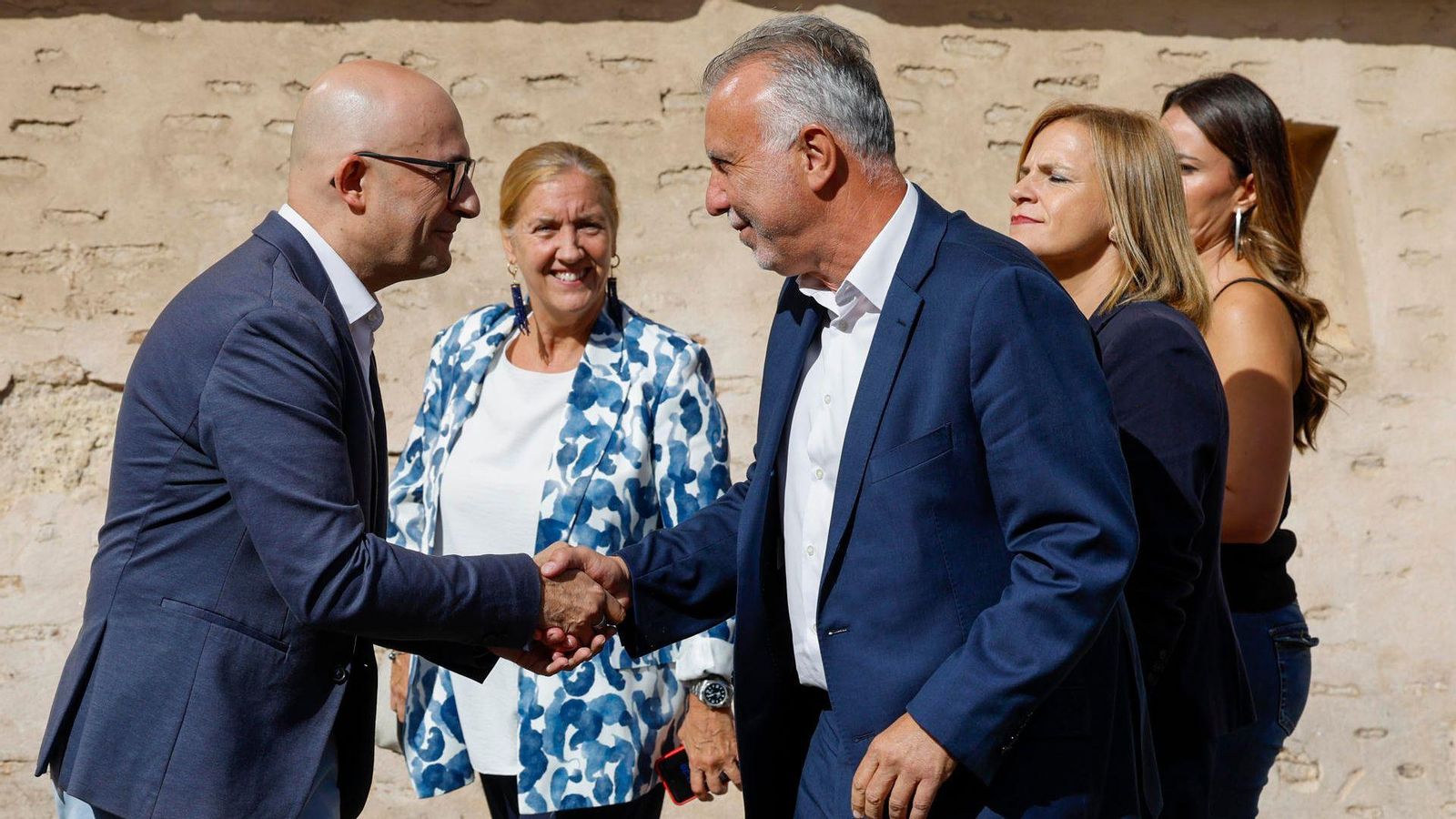 L'alcalde d'Alaquàs, Toni Saura, encaixa la mà amb el ministre de Política Territorial, Ángel Víctor Torres, este dimecres