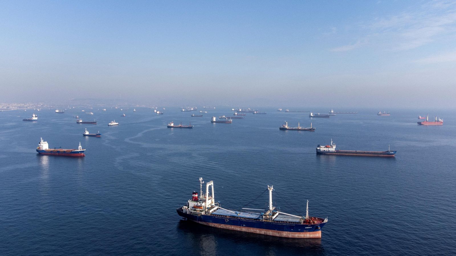 Vaixells comercials amb gra ucraïnés esperen per a passar l'estret del Bòsfor enfront de les costes de Yenikapi a Istanbul, Turquia Vaixells comercials amb gra ucraïnés esperen per a passar l'estret del Bòsfor enfront de les costes de Yenikapi a Istanbul, Turquia.