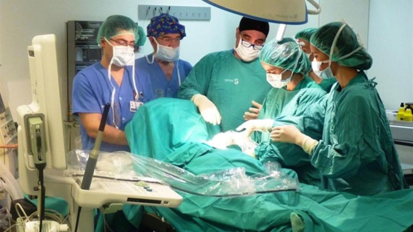 Personal mèdic realitzant una operació, en una foto d'arxiu