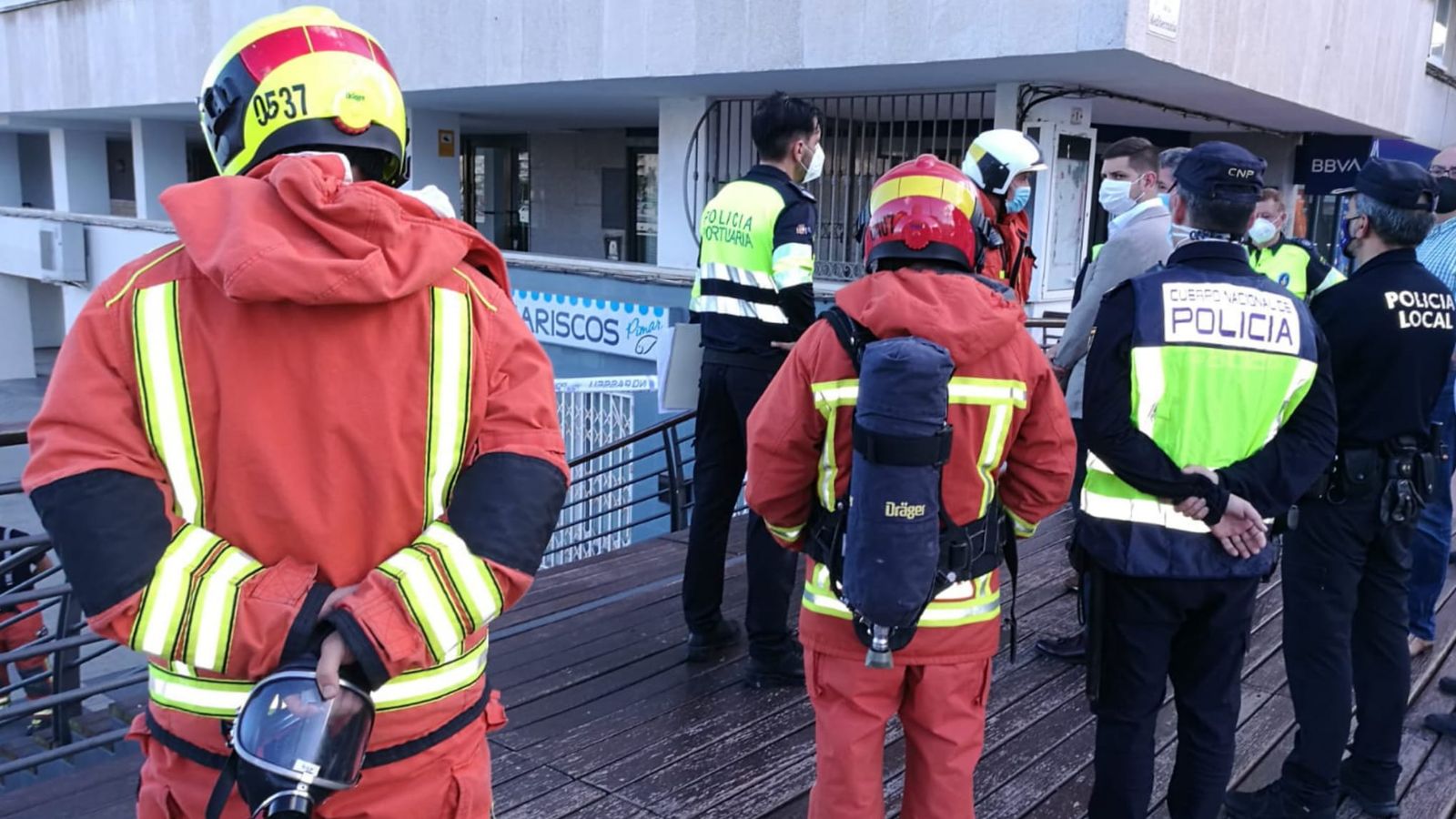 Bombers i agents de la Policia Local de Gandia treballen en el lloc dels fets