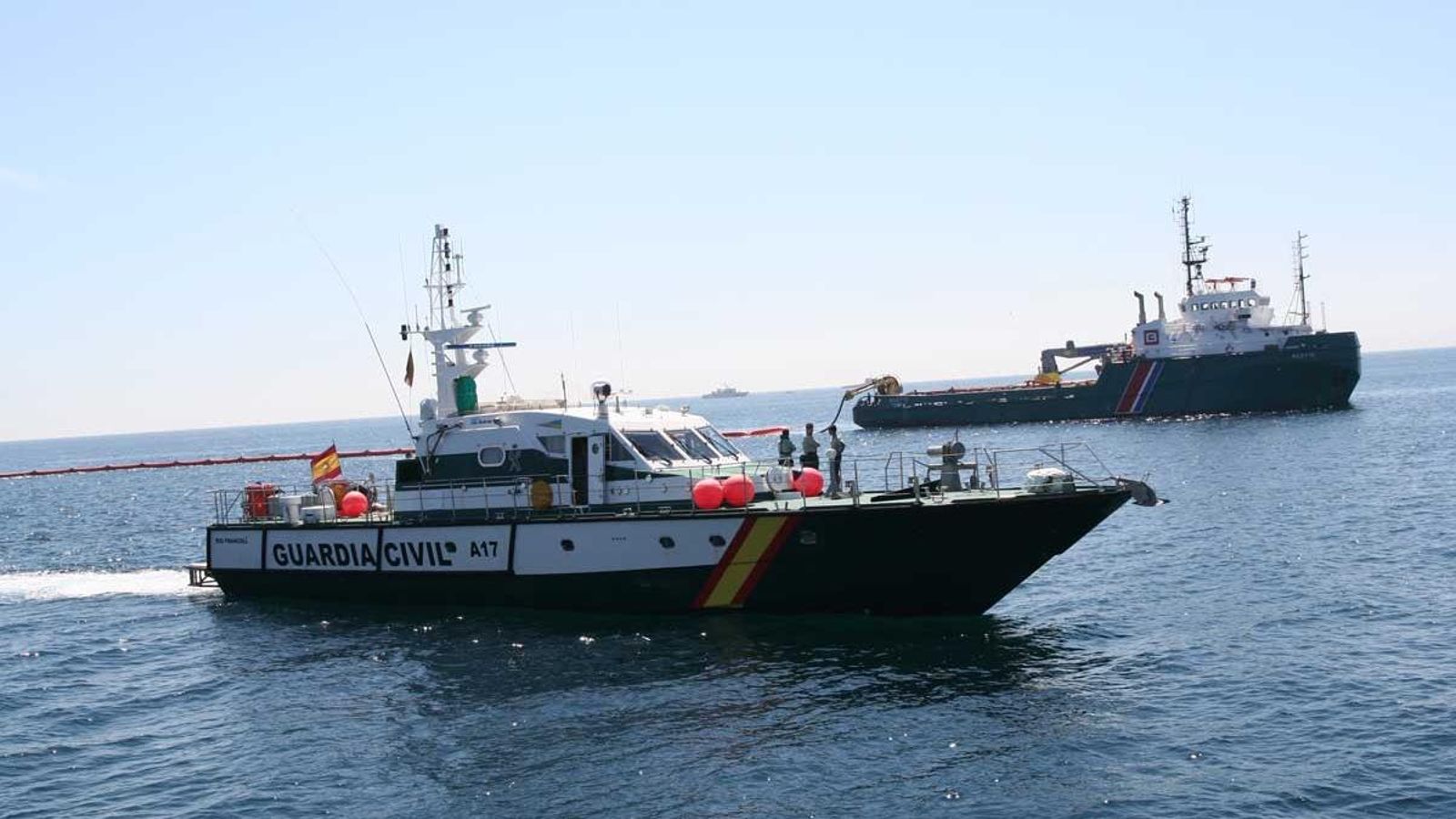 Denuncien un vaixell per pescar il·legalment