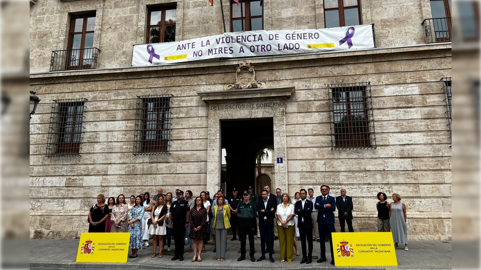 Minut de silenci a la seu de la delegació del govern espanyol a València