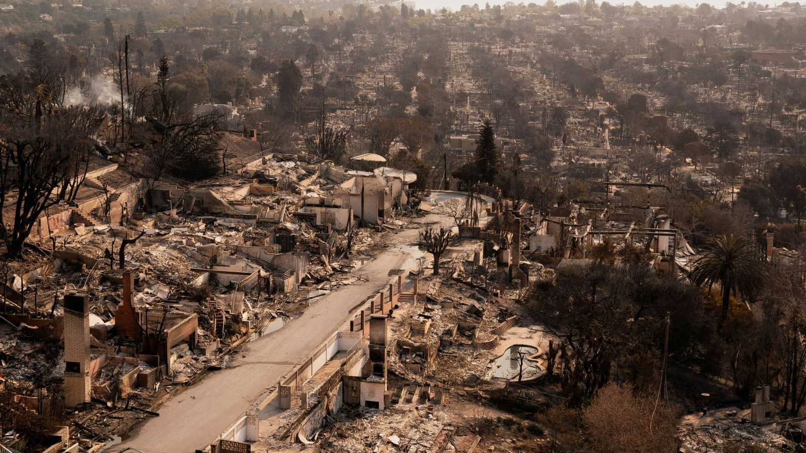 Una vista mostra les restes d'habitatges destruïts pel Foc de Palisades al barri de Palisades del Pacífic a Los Angeles