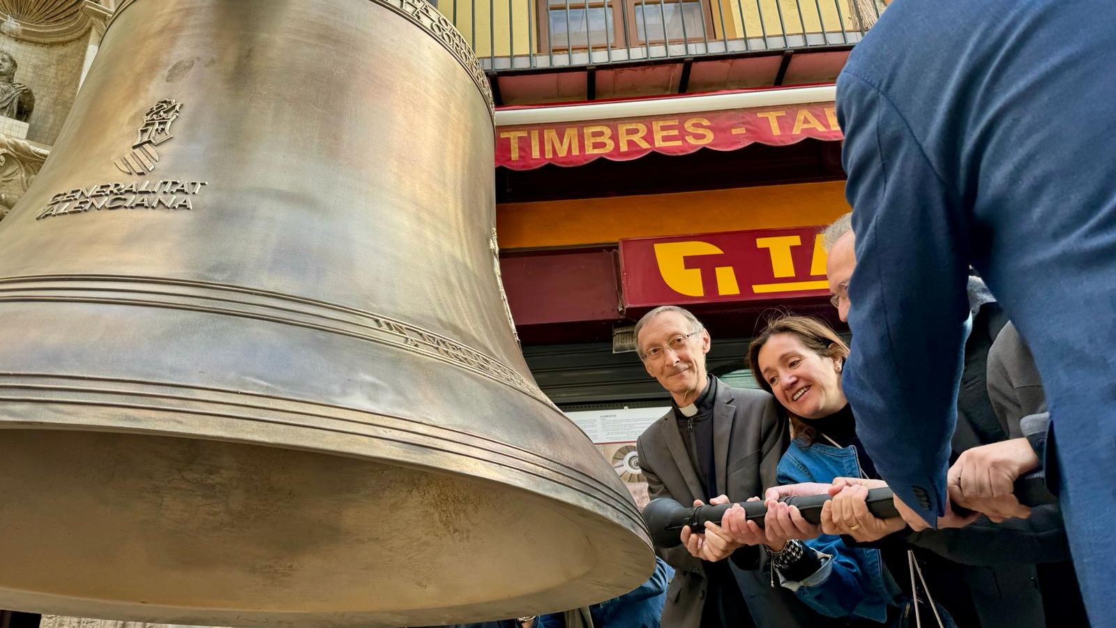 Una de les campanes que aquest dimecres s'han col·locat en la torre de l'església de Santa Caterina de València