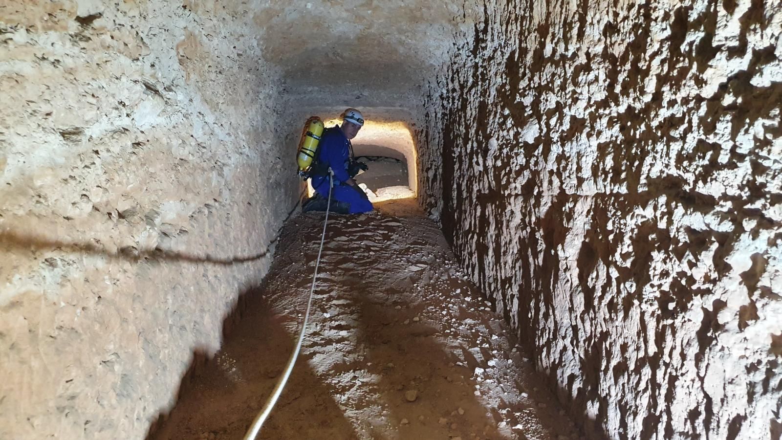 Un dels membres de l'equip d'experts enginyers de mines inspecciona el corredor soterrani