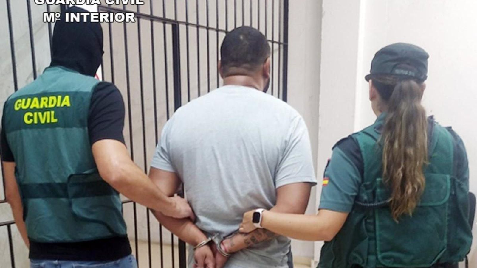 L'home després de la seua detenció al municipi de Múrcia