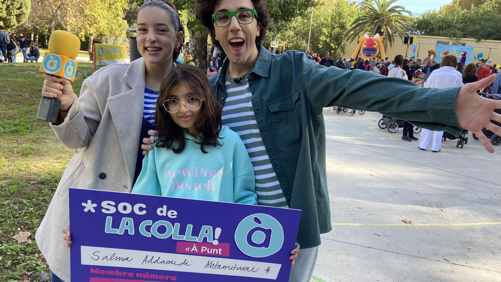 Salma amb Laia i Pau a la festa de La Colla en Ruta de Xàtiva Salma amb Laia i Pau
