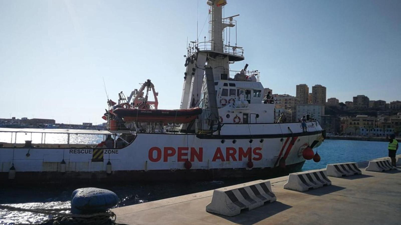 El vaixell de l'Open Arms, a Porto Empedocle (Sicília)