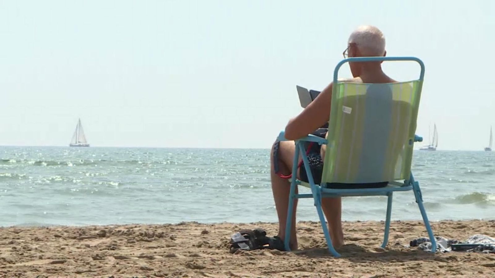 Un banyista a la platja de la Malvarrosa, a València