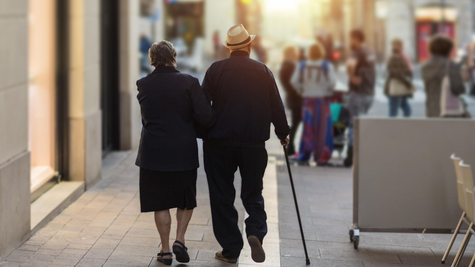 Dos ancians caminen per un carrer (arxiu)