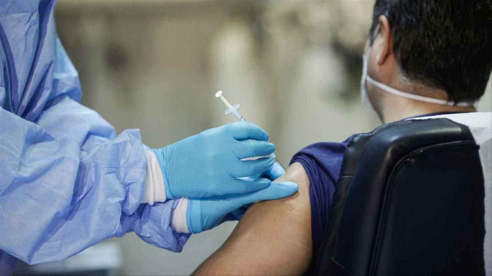 Un ciutadà rep una dosi de la vacuna contra el coronavirus.