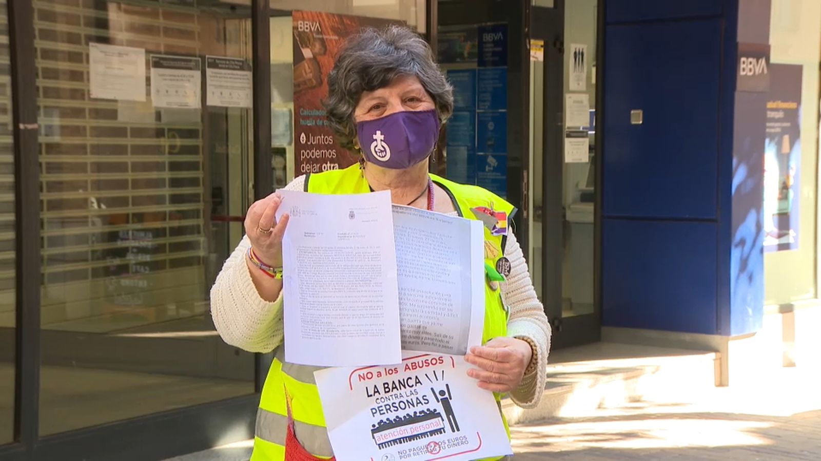 Amparo Molina davant de la sucursal del banc