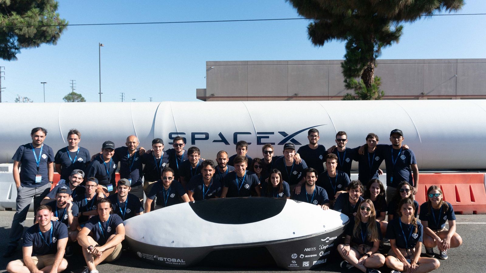 L'equip en la passada competició internacional Hyperloop Pod Competition III, organitzada per SpaceX a Califòrnia.