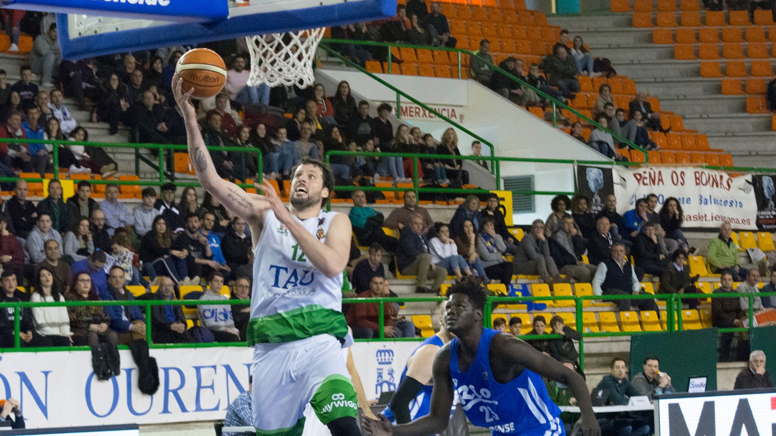 Edu Gatell anota una cistella davant de la defensa de l'equip local