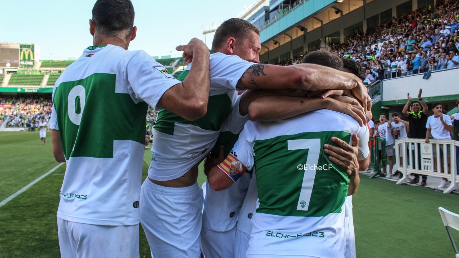 L'Elx celebra un gol en l'anada de la tercera eliminatòria dels play off d'ascens