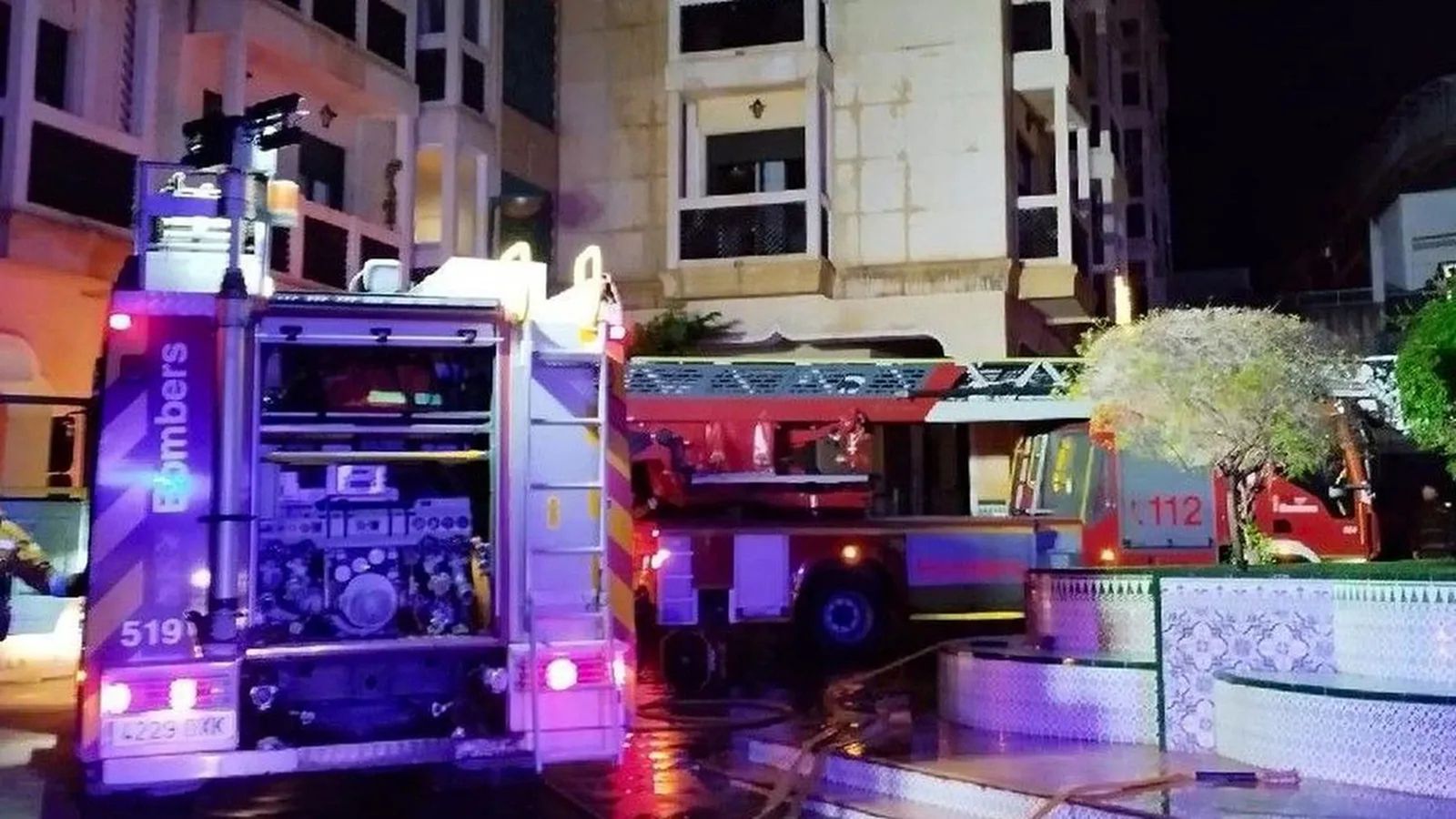 Els bombers, durant les tasques d'extinció de l'incendi de Crevillent