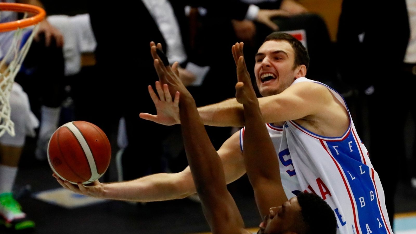 El jugador de l'HLA Alacant ‘Chumi’ Ortega, en una jugada d'atac.