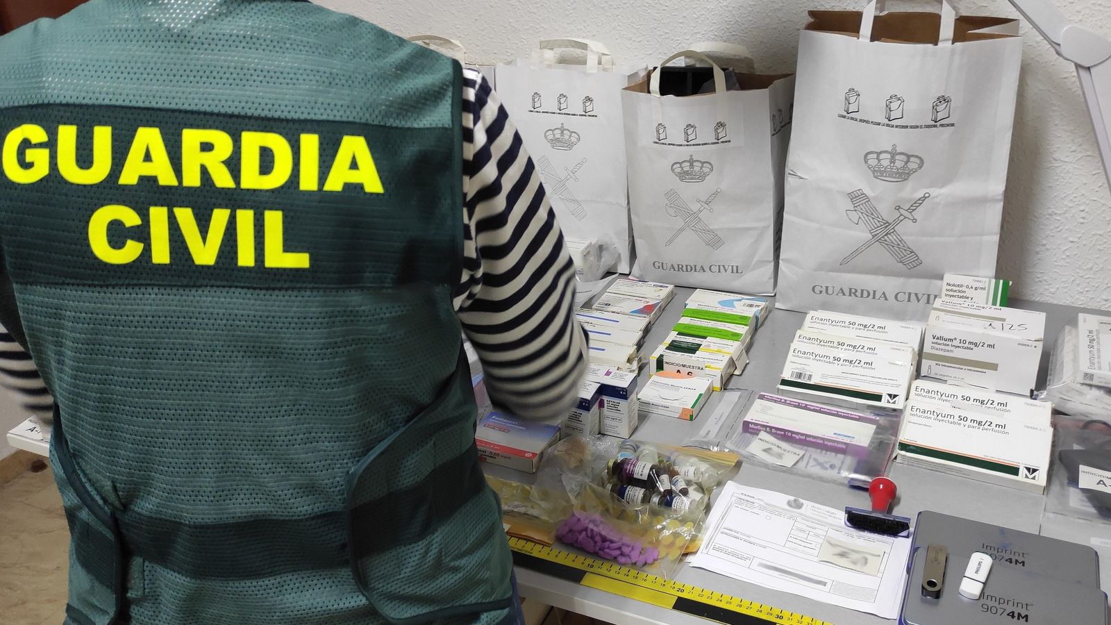 Un agent de la Guàrdia Civil amb medicaments confiscats en el marc de l’operació ‘Grecofar’