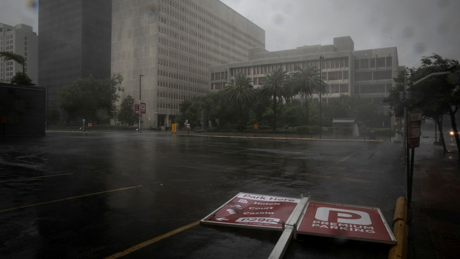 Una senyal de pàrquing en terra aquest diumenge a Nova Orleans, Louisiana