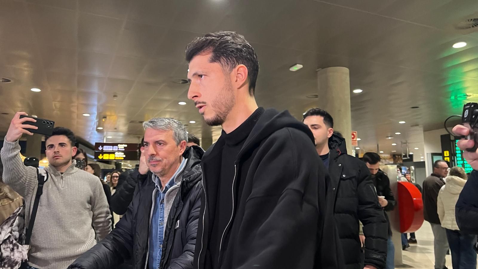 Guido Rodríguez, a l'arribada a l'aeroport de València