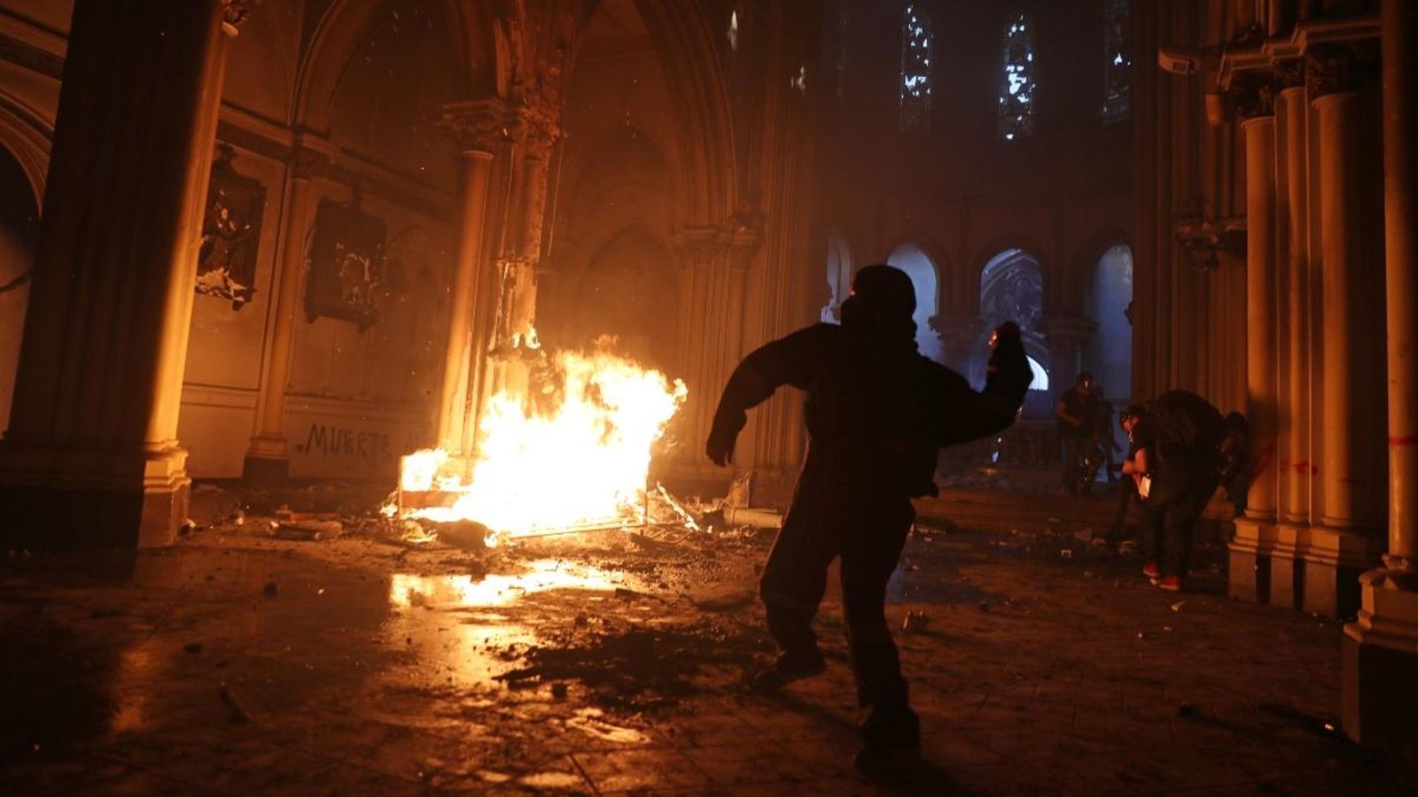 Manifestants incendien una esglèsia a Santiago de Xile