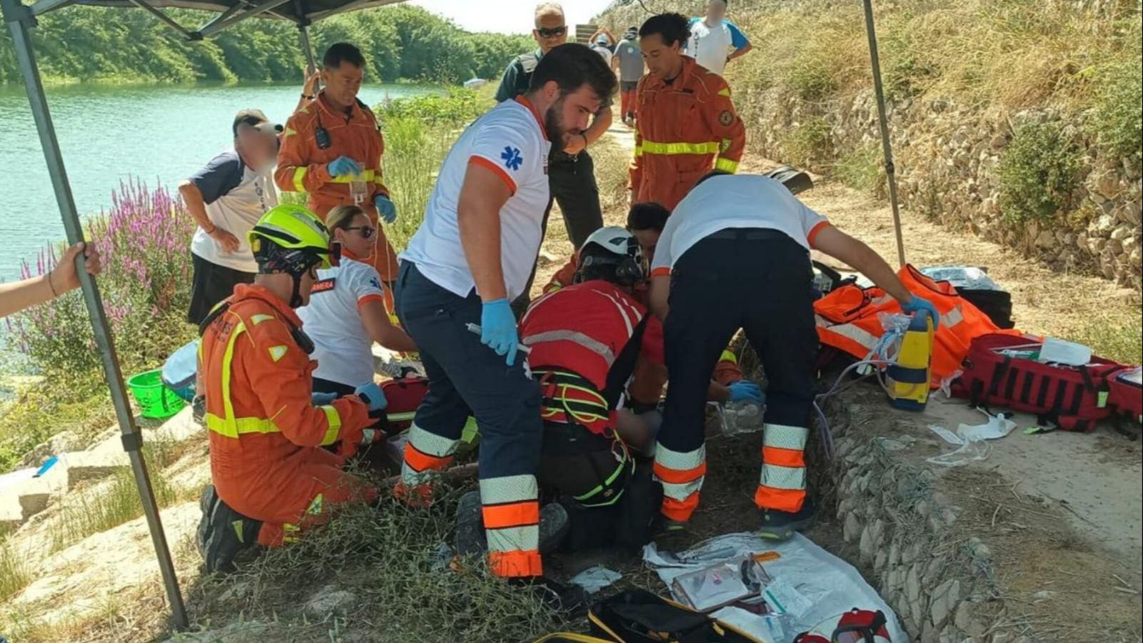 Efectius sanitaris i dels bombers tracten de reanimar el pescador tret de l'aigua a Fortaleny WhatsApp Image 2024 07 14 at 18.11.33