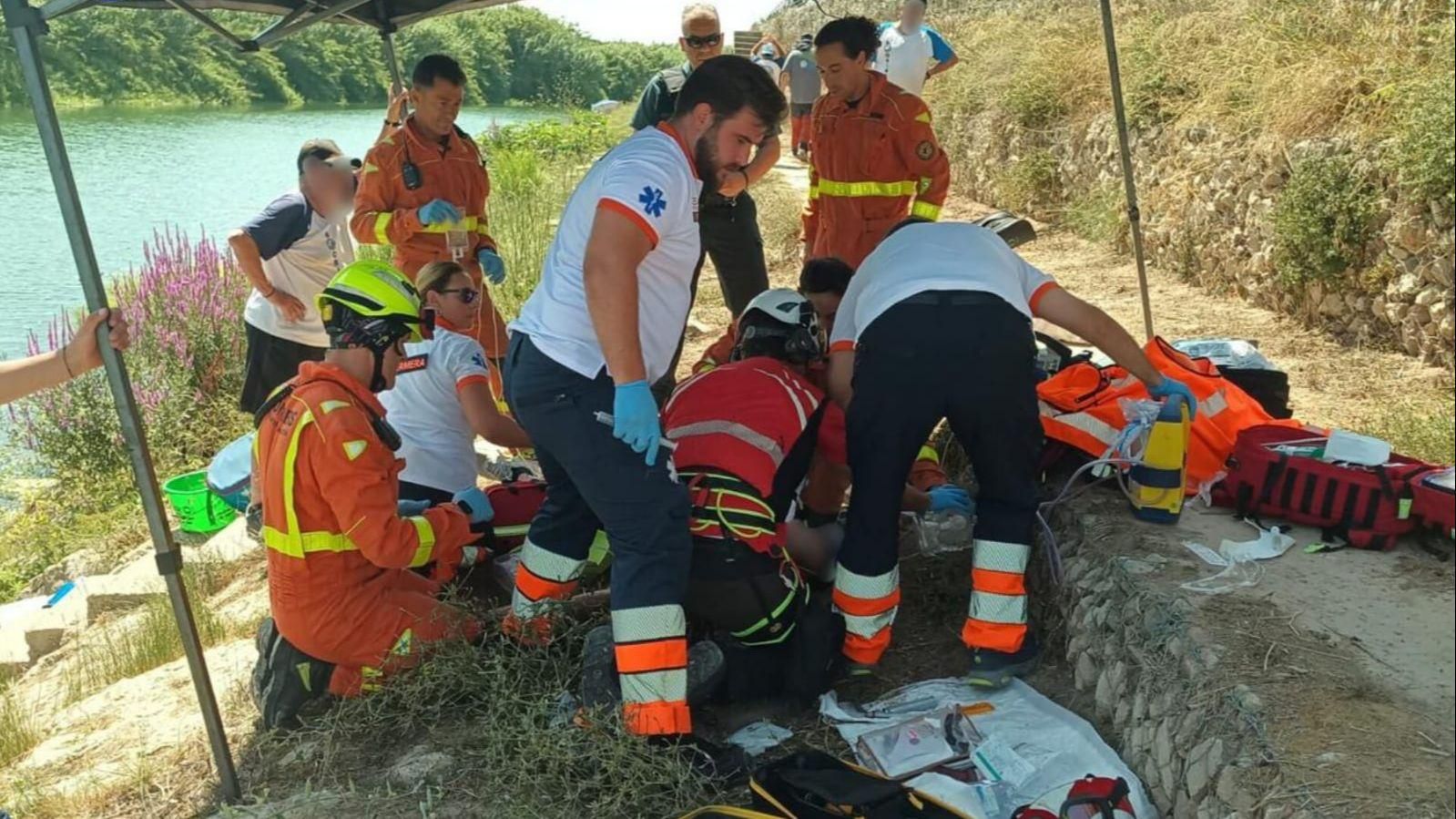 Efectius sanitaris i dels bombers tracten de reanimar el pescador tret de l'aigua a Fortaleny WhatsApp Image 2024 07 14 at 18.11.33